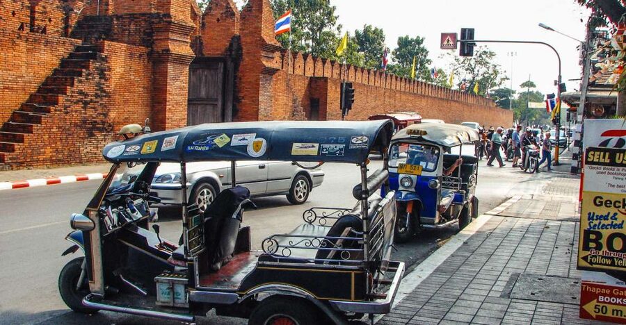 Chiang Mai: Private Tuk Tuk Tour of City Temples With Pickup - Wat Chedi Luang: the big-stupa stop that sets the tone