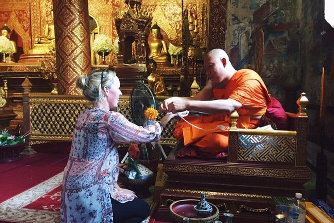 Chiang Mai Temples and Market Tuk Tuk Night Tour - Meeting point and the evening flow: how it actually feels