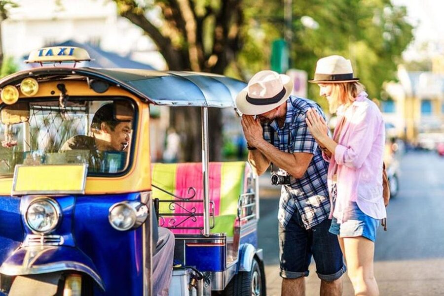 Chiang Mai: Temples and Street Food Night Tour by Tuk Tuk - A Chiang Mai night on a tuk tuk gives you the right pace