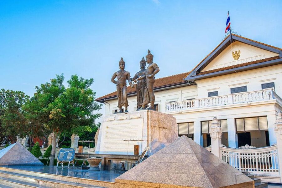 Chiang Mai: Temples and Street Food Night Tour by Tuk Tuk - Mueang Mai Market and Warorot Market: street food you can actually choose