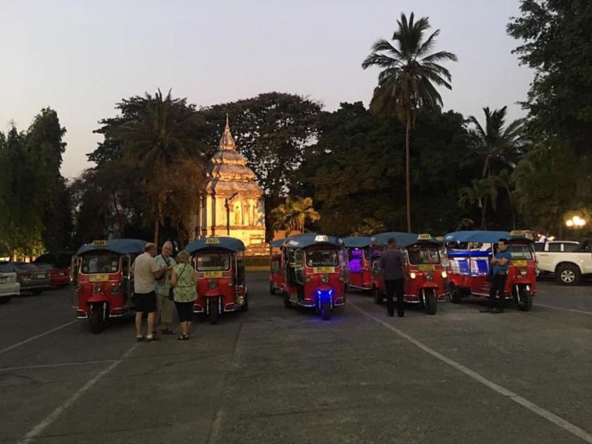 Chiang Mai: Temples and Street Food Night Tour by Tuk Tuk - Tuk tuk comfort, sharing rules, and how to dress for temples