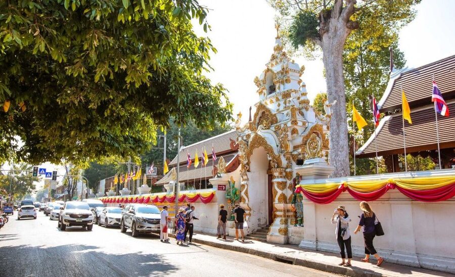 Chiang Mai: Temples and Street Food Night Tour by Tuk Tuk - Who should book this night temples and street food tour