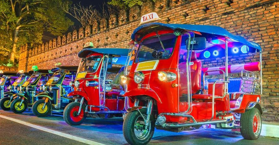 Chiang Mai: Temples and Street Food Night Tour by Tuk Tuk - Wat Chedi Luang at night: Big Stupa energy and Lanna details