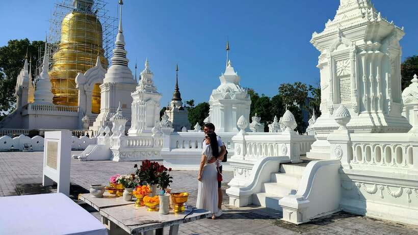Chiang Mai: Tuk-Tuk Evening Tour with Temples & Street Foods - Wat Lok Moli’s Mengrai-Tied Chedi and the Teak Wood Pavilion