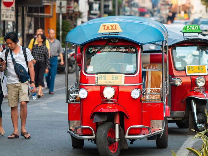 Chiang Mai: Tuk-Tuk Evening Tour with Temples & Street Foods - Wat Suan Dok: White Chedis, a Golden Pagoda, and a Buddha Relic