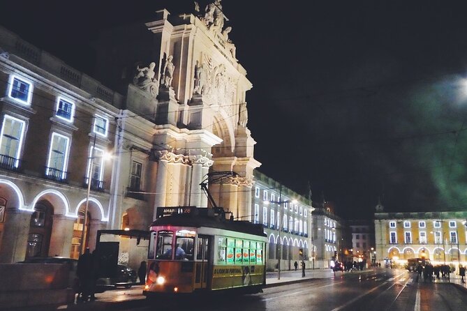 Christmas Lights Lisbon Tour with a Local in Private Eco Tuk Tuk - Meeting at Tv. do Carvalho 25: how the 1-hour loop is set up