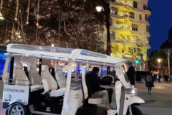 Christmas Lights Tour of Barcelona in Private Eco Tuk Tuk - The one-hour flow: getting oriented fast with Plaza Catalunya and the Ensanche streets