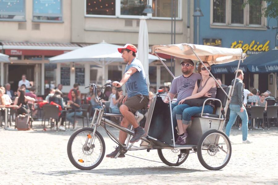 Cologne: Private Rickshaw Tour - Hohenzollern Bridge: river views and panoramic photo time