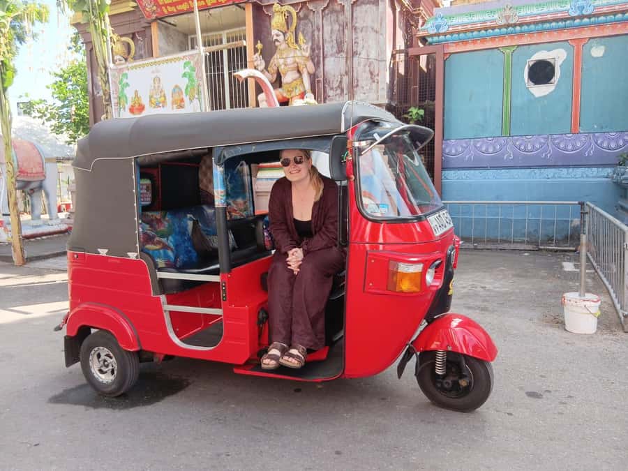 Colombo: Best Sightseeing Tour by Tuk Tuk - All Inclusive - Lotus Tower viewpoint and Vihara Maha Devi Park for a breathing break