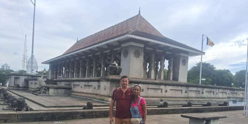Colombo City Tour by Tuk Tuk Experience - All Inclusive - Red Mosque and Sri Ponnambalam Vanesar Kovil: sacred stops that change the mood fast