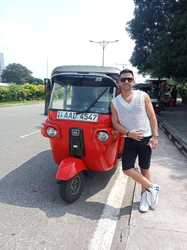 Colombo City Tour by Tuk tuk with Hotel Pickup - All Include - Pettah starts the day: Jami Ul-Alfar Mosque, a Hindu granite kovil, and Wolvendaal Church