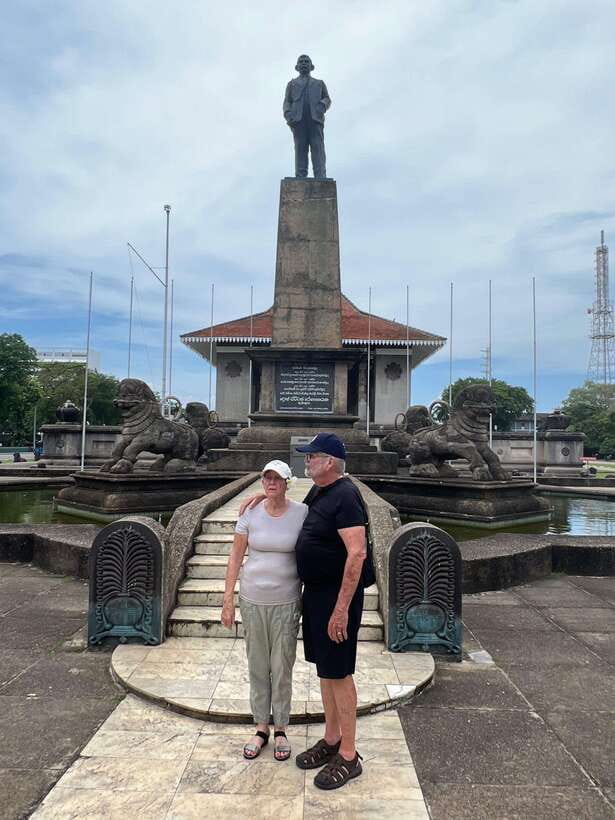 Colombo Guided City Tour by Tuk Tuk - All-Inclusive - The Red Mosque and Colombo Lighthouse: recognizable icons with stories