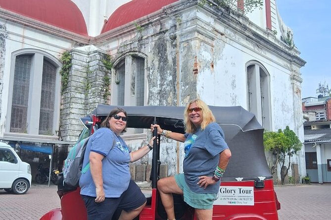 Colombo local Food Tour &City Tour by TukTuk All food Included - A Hindu temple and Viharamahadevi Park: contrast without changing cities