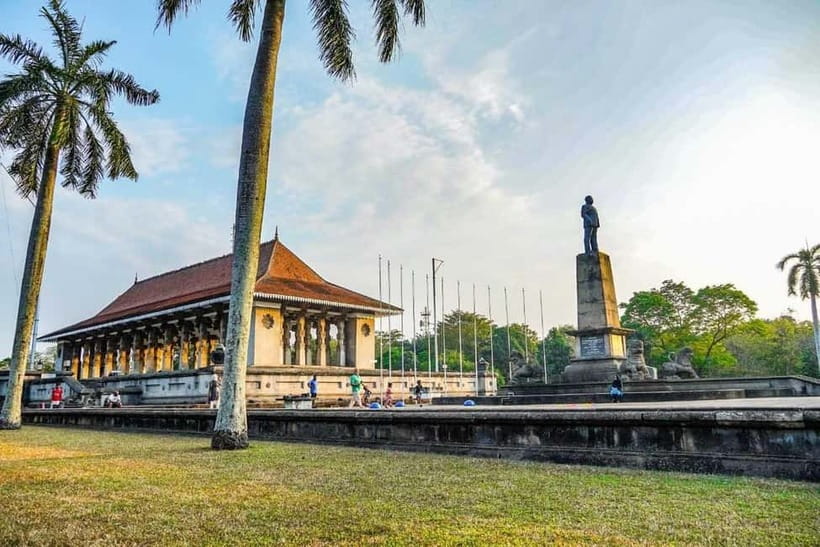 Colombo: Private City Tuk-Tuk Tour with Local Guide & Pickup - Pickup and logistics in Colombo Fort to Pettah scale