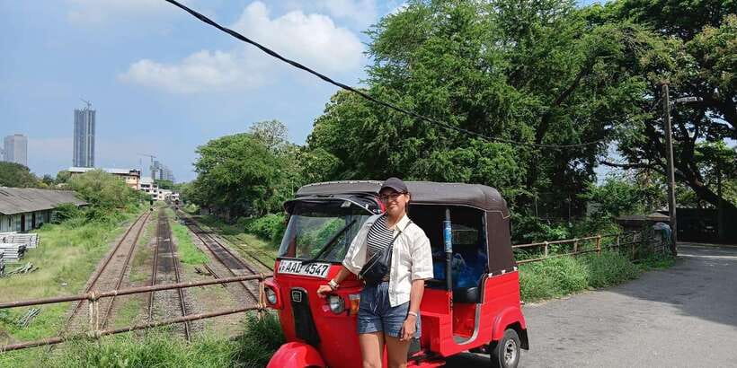 Colombo Private Guided City Tour by Tuk Tuk - All Inclusive - Temple Stops: Gangaramaya and Sri Kailawasanathan in One Route