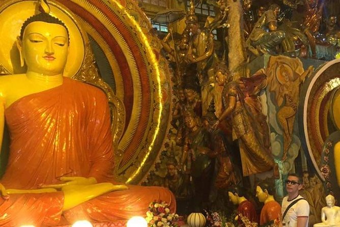 Colombo Private guideTour byTuk Tuk Morning Evening All inclusive - The Local Market District: A Look at Everyday Colombo