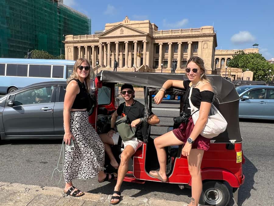 Colombo Sightseeing Tour by Tuk Tuk - All Inclusive - Gangaramaya and Sri Kailawasanathan: faith and architecture up close