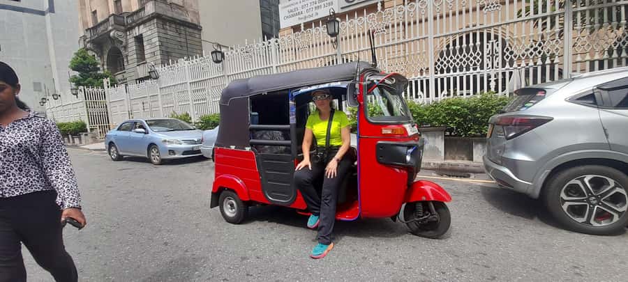 Colombo Sightseeing Tour by Tuk Tuk - All Inclusive - Town Hall, Vihara Maha Devi Park, and the calm that balances the day