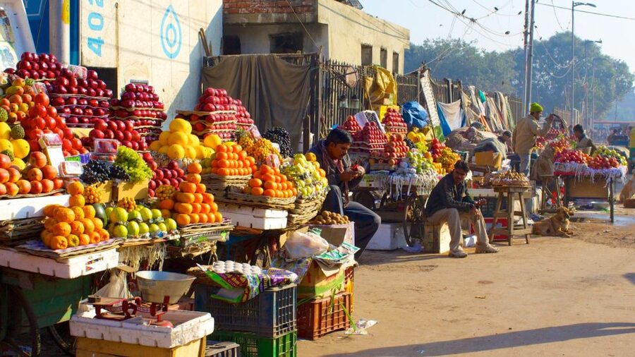 Delhi: Old Delhi City Tour with Tuk-Tuk Ride & Street Food - Gurudwara Sis Ganj Sahib and Langar: A Free Meal With Big Meaning