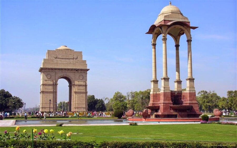 Delhi: Old Delhi City Tour with Tuk-Tuk Ride & Street Food - Red Fort and India Gate: A Quick Hit of New Delhi’s Big Monuments