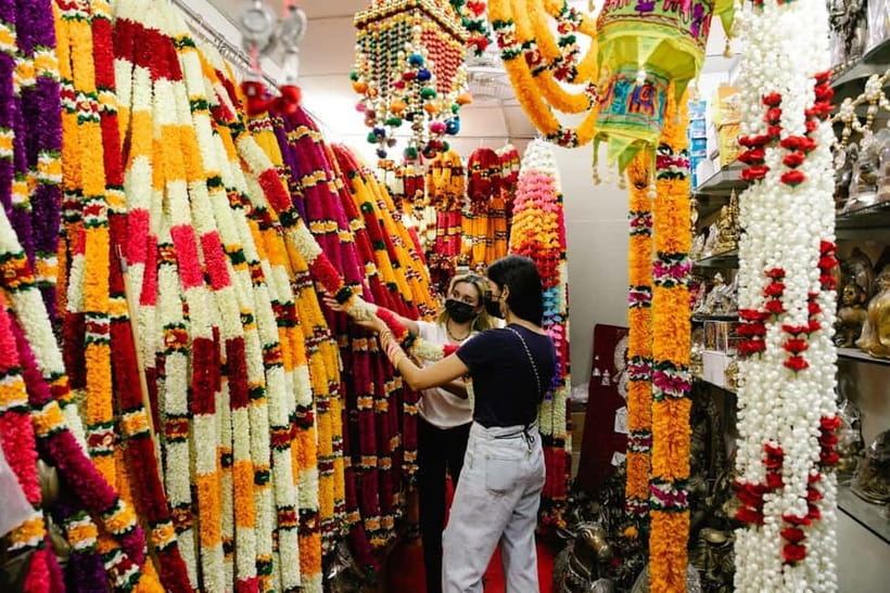 Delhi: Old Delhi Guided Tour with Rickshaw & Entry Tickets - Logistics that can make or break your comfort