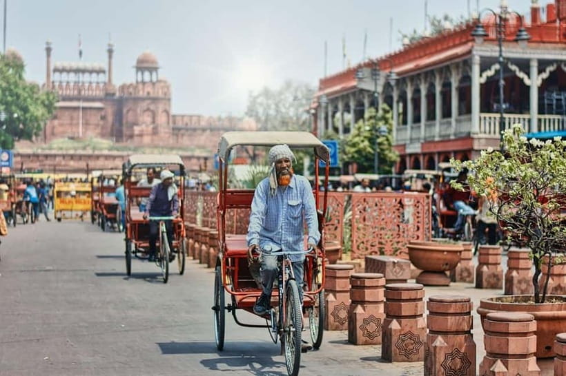 Delhi: Old Delhi Tour with Rickshaw Ride & Hotel Pickup - Gurudwara Bangla Sahib: A Calm Reset in the Middle of the Day