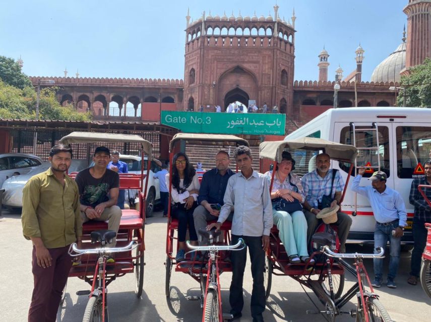 Delhi: Private Chandni Chowk, Food Tasting, & Tuk-Tuk Tour - Gurudwara Sis Ganj Sahib and langar: the community side of Old Delhi