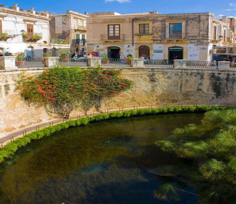 Discover the wonders of Ortigia: a Tuk-Tuk tour through history and the sea. - Velotuktuk comfort in a UNESCO-style maze