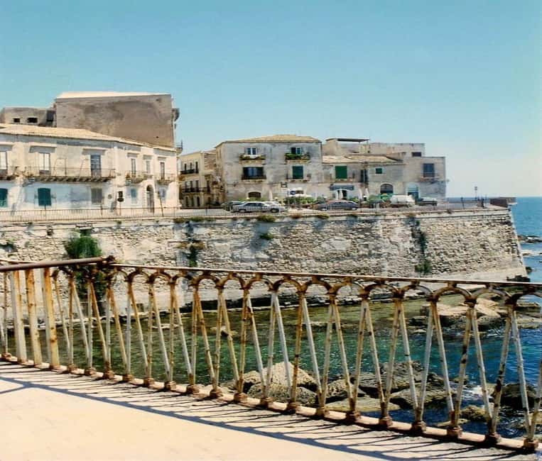 Discover the wonders of Ortigia: a Tuk-Tuk tour through history and the sea. - Arethusa Spring: the myth start that makes the waterfront make sense
