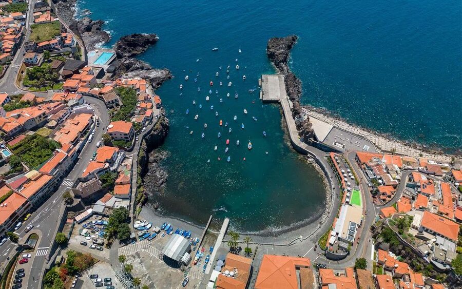 Do Funchal - Câmara de Lobos & Sky Walk Tuk Tuk Tour (2h30) - The Santana traditional house replica stop: a quick culture wink