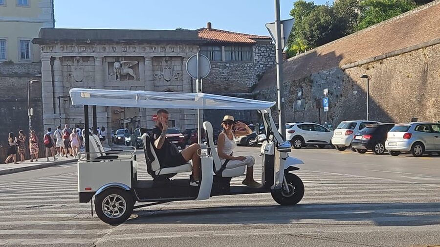Eco tuk tuk Highlights of Zadar - Five Wells Square: a quick photo moment that still matters
