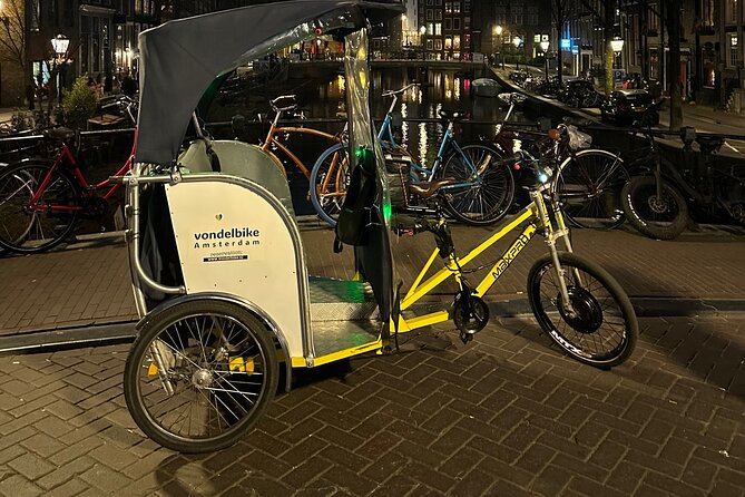 Explore Amsterdam in 75 Minutes – Pedicab Rickshaw City tour - Stop 4: Magere Brug, Amsterdam’s Skinny Bridge photo moment