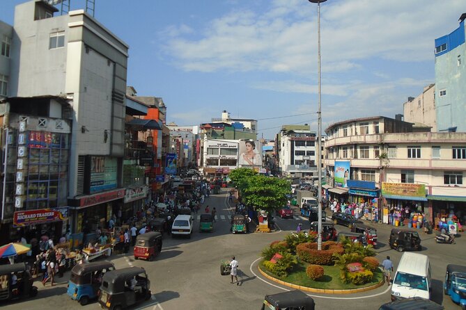 Explore Colombo by Tuk Tuk – All Entry Fees Included - Pettah Market time: Red Mosque, fruit-and-veg energy, and Old Town Hall