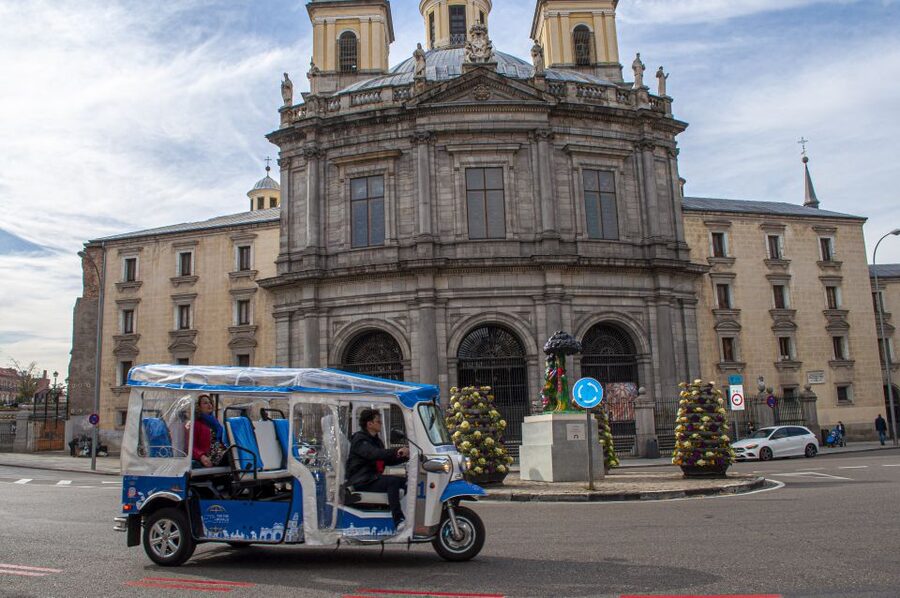 Explore Madrid’s Top Sights on an Electric Tuk-Tuk Tour - Paseo del Prado to Cibeles and Puerta de Alcalá: big Madrid, fast