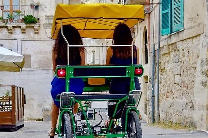 Grand Tour of the Stones in Electric Rickshaw - Audio Guide vs. Live Guidance: How the Story Gets Told