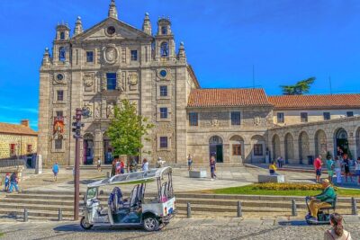 Guided Tuktuk Tour with Stops and Drop-off in Ávila - Puerta del Alcázar and Plaza de Santa Teresa: The First Real Wall Moment