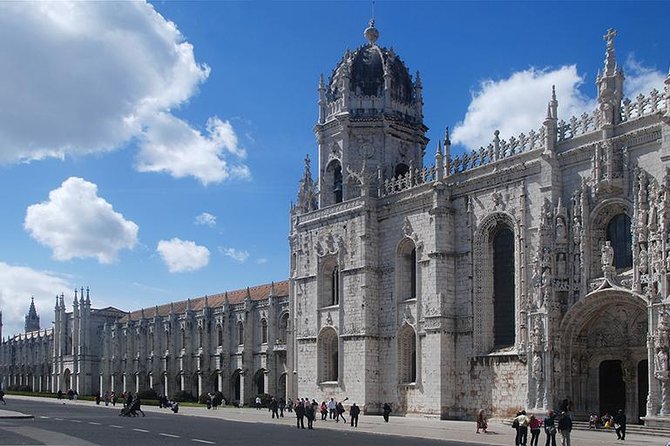 Historic Lisbon Tuk Tuk Tour - The driver-guide effect: why the commentary matters