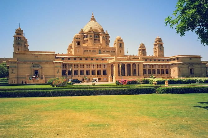 Jaipur Full Day Heritage of Pink City Tour By Tuk Tuk With Chai - Royal Gaitor Tumbas and City Palace: marble, memory, and collections