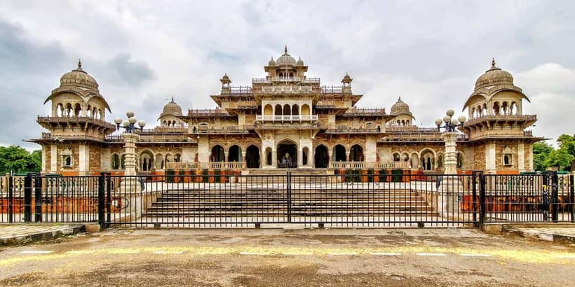 Jaipur: Full-Day Private Sightseeing Tour by Tuk Tuk - City Palace and Gaitor Ki Chhatriyan: Power Meets Memorial Space