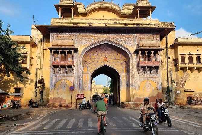 Jaipur Private Full-Day Sightseeing Tour by Tuk-Tuk with Pickup - City Palace of Jaipur: Rajasthani and Mughal design blend