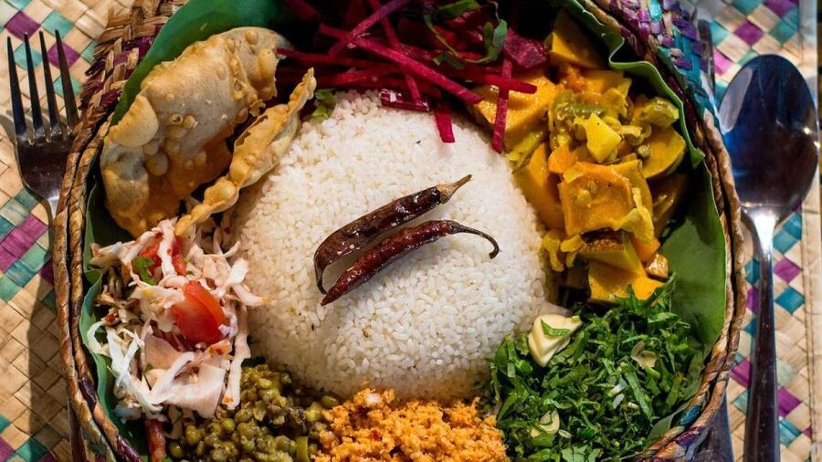 Kandy: City Explore with Local Guide By Tuk Tuk - Temple of the Sacred Tooth Relic (Sri Dalada Maligava): atmosphere and detail