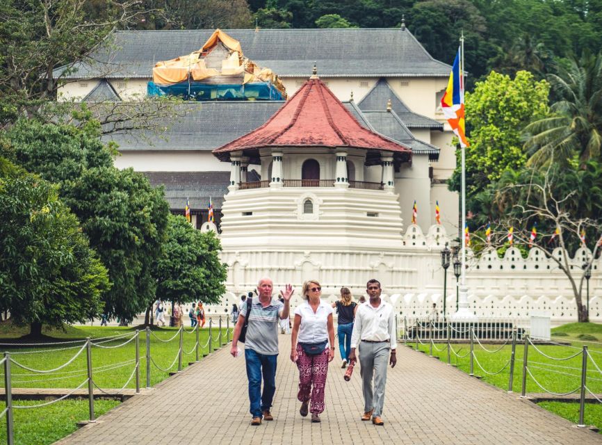 Kandy: Private Guided City Tours by Tuk Tuk Sightseeing Tour - Kandy Fruits Market Lunch and Wood Crafting Art