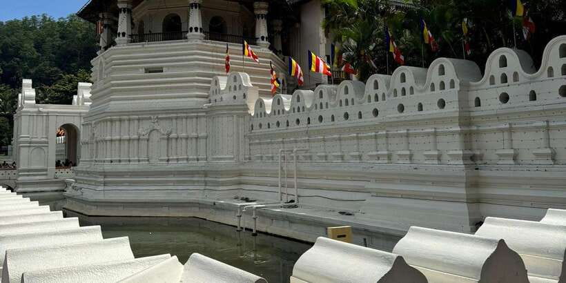 Kandy: Private Guided Tour with Local Highlights by Tuk Tuk - Key highlights at a glance