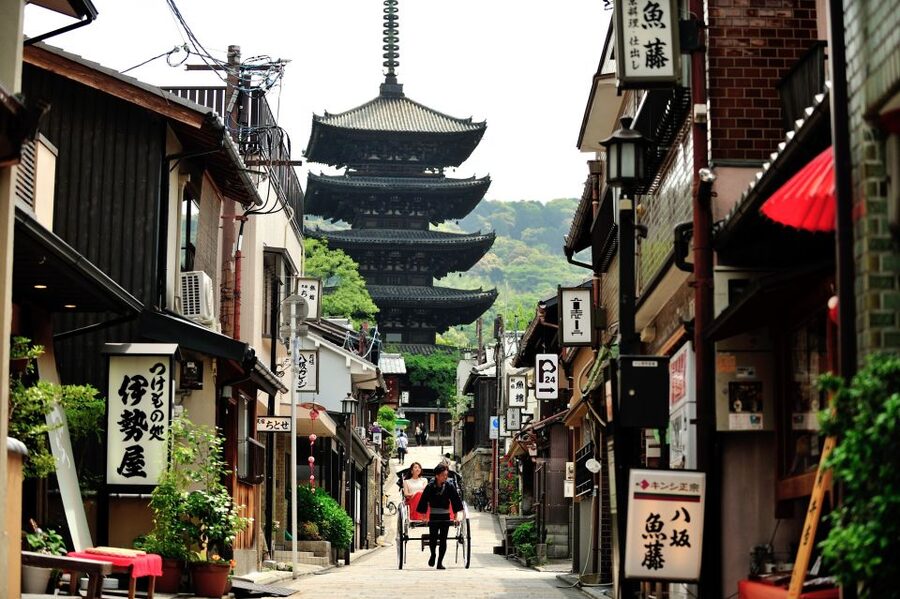 Kyoto: Private Rickshaw Tour of Gion and Higashiyama Area - Gion in a rickshaw: Maiko, Geisha, and the real street vibe