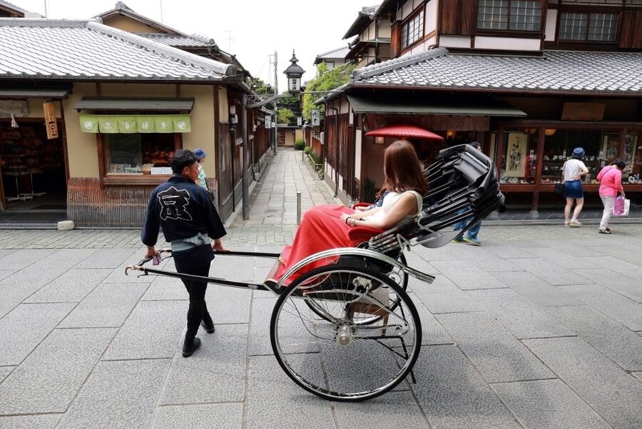 Kyoto: Private Rickshaw Tour of Gion and Higashiyama Area - Higashiyama’s wooden lanes: the time-machine feeling