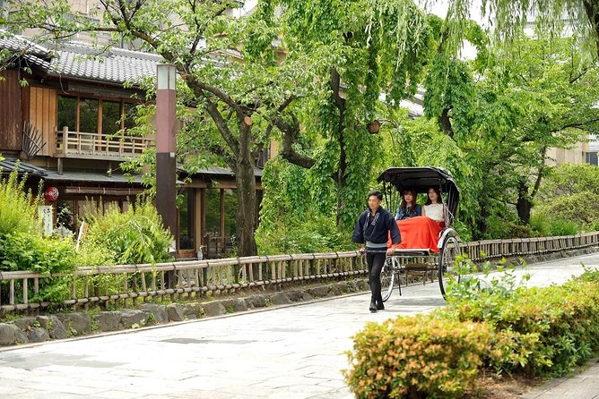 Kyoto Rickshaw Tour - Getting the best out of your guide: stories, humor, and strong photo help