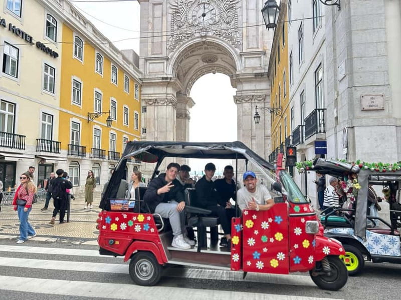 Lisboa: Tuk Tuk ride in Alfama & pick-up you at the hotel. - Graça and Mouraria viewpoints: when the light makes your photos easier