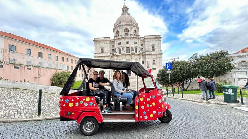 Lisboa: Tuk Tuk ride in Alfama & pick-up you at the hotel. - Meeting up with the red Piaggio and getting a smooth start