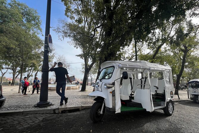Lisbon 1h30 Tuk-Tuk Tour: The best way to visit the city - The squares that connect your mental map