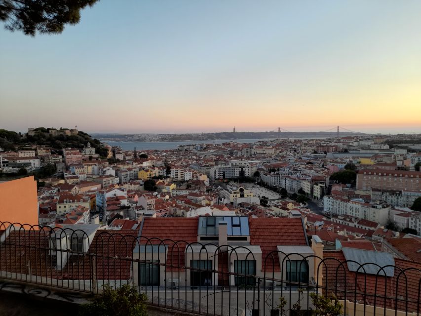 Lisbon: 2 hours Private City Highlights Tuk-Tuk Tour for two - Starting at Hard Rock Cafe: A short tour with a tidy plan